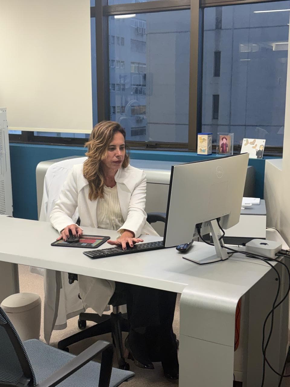 Dra. Viviane no consultório novo